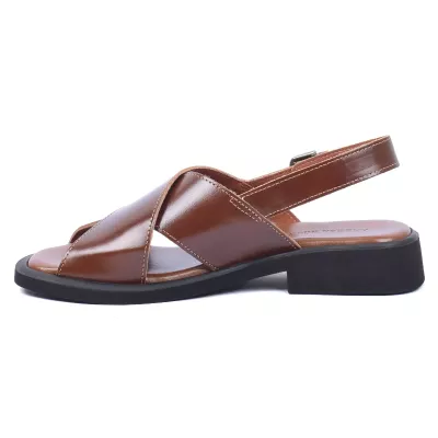 Sandales plates en cuir camel à brides croisées et bride slingback boucle – Andrea Bruni AB-206-1-C