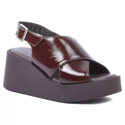 Sandales compensées en cuir verni bordeaux à brides croisées et bride slingback boucle talon 7 cm – Andrea Bruni AB-206-5-M