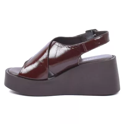 Sandales compensées en cuir verni bordeaux à brides croisées et bride slingback boucle talon 7 cm – Andrea Bruni AB-206-5-M