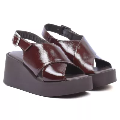 Sandales compensées en cuir verni bordeaux à brides croisées et bride slingback boucle talon 7 cm – Andrea Bruni AB-206-5-M