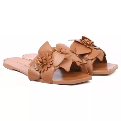 Mule plate femme camel Andrea Bruni cuir à fleurs décoratives AB-666-1-C