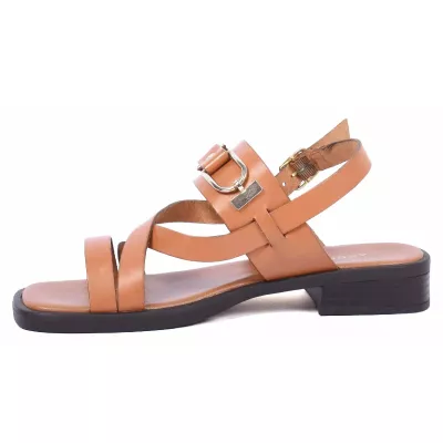 Sandale femme camel Andrea Bruni cuir à brides fines avec boucle décorative et talon plat AB-249-10-C