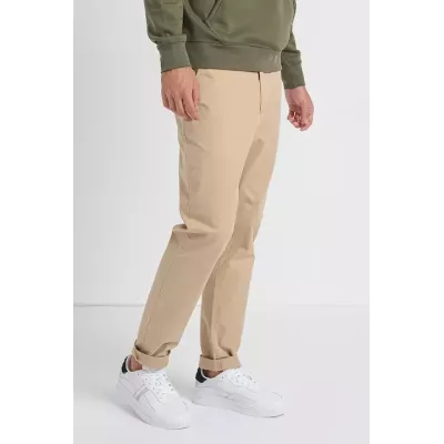 Pantalon chino homme Tommy Jeans AUSTIN DM0DM20445-AB9 beige en coton stretch avec poches et logo arrière