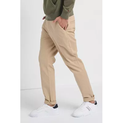 Pantalon chino homme Tommy Jeans AUSTIN DM0DM20445-AB9 beige en coton stretch avec poches et logo arrière