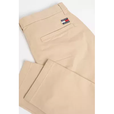 Pantalon chino homme Tommy Jeans AUSTIN DM0DM20445-AB9 beige en coton stretch avec poches et logo arrière