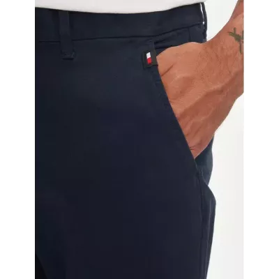 Pantalon chino homme Tommy Jeans AUSTIN DM0DM20445-C1G bleu marine en coton stretch avec poches et logo arrière