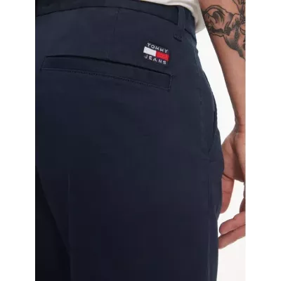 Pantalon chino homme Tommy Jeans AUSTIN DM0DM20445-C1G bleu marine en coton stretch avec poches et logo arrière