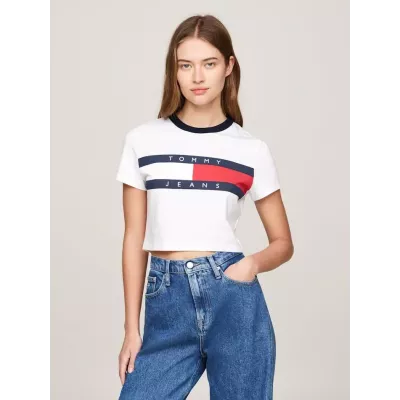T-shirt femme Tommy Jeans CROPPED SLIM T-SHIRT DW0DW19044-YBR blanc en coton coupe courte ajustée avec insigne poitrine