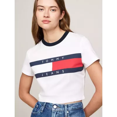 T-shirt femme Tommy Jeans CROPPED SLIM T-SHIRT DW0DW19044-YBR blanc en coton coupe courte ajustée avec insigne poitrine
