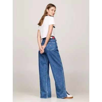 T-shirt femme Tommy Jeans CROPPED SLIM T-SHIRT DW0DW19044-YBR blanc en coton coupe courte ajustée avec insigne poitrine