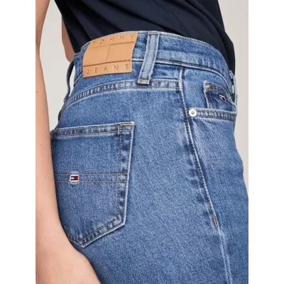 Jean femme Tommy Jeans MADDIE DW0DW19271-1A5 bleu en denim coton coupe bootcut taille mi-haute avec écusson arrière