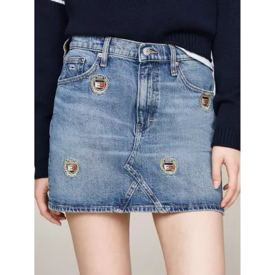 Jupe femme Tommy Jeans IZZIE DENIM SKIRT DW0DW19653-1A5 bleue en denim stretch avec écussons brodés coupe droite