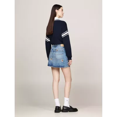Jupe femme Tommy Jeans IZZIE DENIM SKIRT DW0DW19653-1A5 bleue en denim stretch avec écussons brodés coupe droite