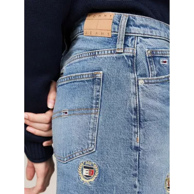 Jupe femme Tommy Jeans IZZIE DENIM SKIRT DW0DW19653-1A5 bleue en denim stretch avec écussons brodés coupe droite