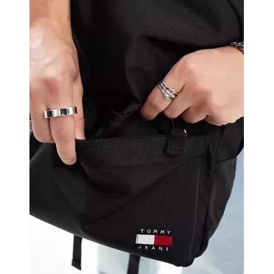 Sac à dos homme Tommy Hilfiger Essential D Dome AM0AM12407-BDS noir dimensions 43x28x14 cm
