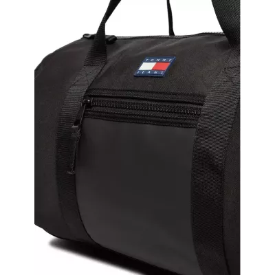 Sac de voyage Tommy Jeans FRESHMAN DUFFLE AM0AM12605-BDS noir 32L avec bandoulière réglable dimensions 50x30x30 cm