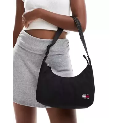 Sac Tommy Jeans ESSENTIAL DAILY SHOULDER AW0AW16495-BDS noir avec fermeture zippée et bandoulière réglable dimensions 25x13x7 cm