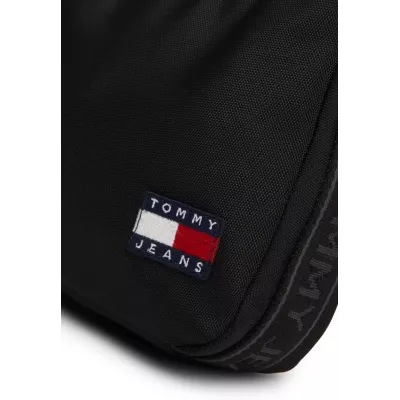 Sac Tommy Jeans ESSENTIAL DAILY SHOULDER AW0AW16495-BDS noir avec fermeture zippée et bandoulière réglable dimensions 25x13x7 cm