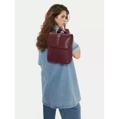 Sac à dos Tommy Jeans CITY BOLD BACKPACK AW0AW16506-VLP bordeaux avec logo métallique dimensions 23,5x10,5x26 cm
