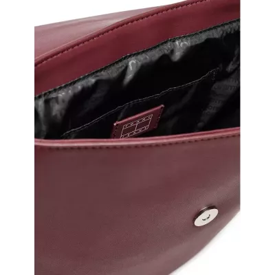 Sac à dos Tommy Jeans CITY BOLD BACKPACK AW0AW16506-VLP bordeaux avec logo métallique dimensions 23,5x10,5x26 cm