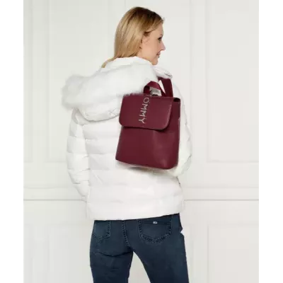 Sac à dos Tommy Jeans CITY BOLD BACKPACK AW0AW16506-VLP bordeaux avec logo métallique dimensions 23,5x10,5x26 cm