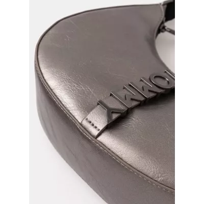 Sac bandoulière Tommy Jeans CITY BOLD SHOULD AW0AW16508-0IM argent avec fermeture zippée dimensions 26x7,5x22 cm