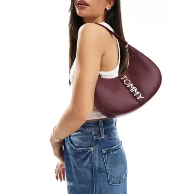 Sac bandoulière Tommy Jeans CITY BOLD SHOULD AW0AW16510-VLP bordeaux avec compartiment zippé dimensions 26x7,5x22 cm