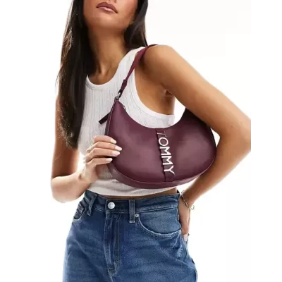 Sac bandoulière Tommy Jeans CITY BOLD SHOULD AW0AW16510-VLP bordeaux avec compartiment zippé dimensions 26x7,5x22 cm