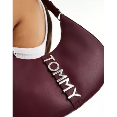 Sac bandoulière Tommy Jeans CITY BOLD SHOULD AW0AW16510-VLP bordeaux avec compartiment zippé dimensions 26x7,5x22 cm