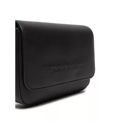 Sac Tommy Jeans ESSENTIAL MUST FLAP AW0AW16808-BDS noir dimensions 20,5x13x4,5 cm