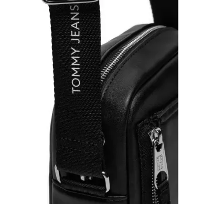 Sac reporter Tommy Hilfiger MODERN METALLIC LOGO AM0AM13138-BDS noir avec bandoulière ajustable