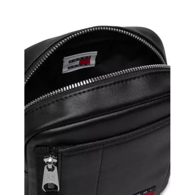 Sac reporter Tommy Hilfiger MODERN METALLIC LOGO AM0AM13138-BDS noir avec bandoulière ajustable