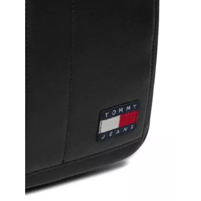 Sac reporter Tommy Hilfiger MODERN METALLIC LOGO AM0AM13138-BDS noir avec bandoulière ajustable