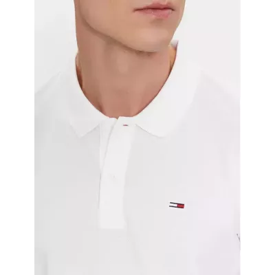 Polo homme Tommy Jeans SLIM PLACKET POLO DM0DM18312-YBR blanc en coton piqué coupe slim avec écusson poitrine