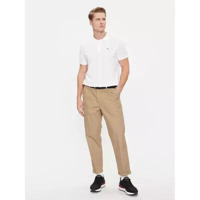 Polo homme Tommy Jeans SLIM PLACKET POLO DM0DM18312-YBR blanc en coton piqué coupe slim avec écusson poitrine