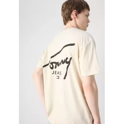 T-shirt homme Tommy Jeans REGULAR SIGNATURE PRINT DM0DM18536-ACG beige en coton avec logo poitrine coupe standard