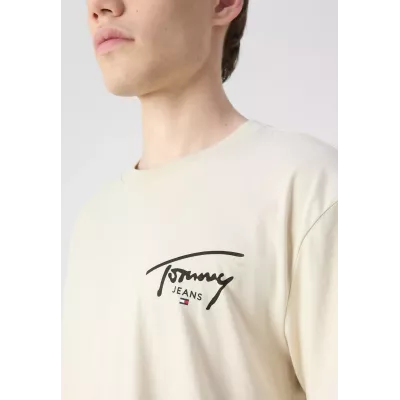 T-shirt homme Tommy Jeans REGULAR SIGNATURE PRINT DM0DM18536-ACG beige en coton avec logo poitrine coupe standard