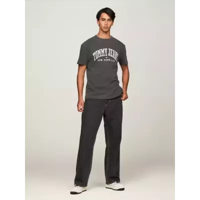 T-shirt homme Tommy Jeans VARSITY WASHED LOGO DM0DM19699-BDS noir en coton avec logo poitrine effet délavé coupe régulière