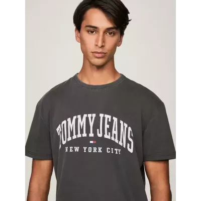 T-shirt homme Tommy Jeans VARSITY WASHED LOGO DM0DM19699-BDS noir en coton avec logo poitrine effet délavé coupe régulière