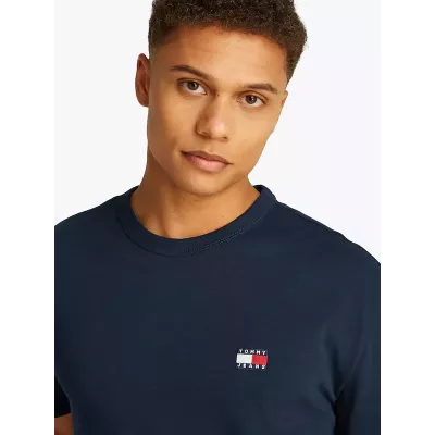 T-shirt homme Tommy Jeans REGULAR LIGHTWEIGHT BADGE TEE DM0DM19735-C1G bleu marine en coton avec coupe régulière
