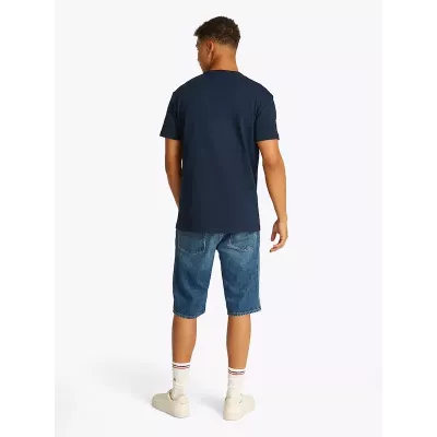 T-shirt homme Tommy Jeans REGULAR LIGHTWEIGHT BADGE TEE DM0DM19735-C1G bleu marine en coton avec coupe régulière