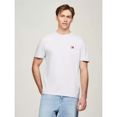 T-shirt homme Tommy Jeans REGULAR LIGHTWEIGHT BADGE TEE DM0DM19735-PJ4 blanc en coton avec coupe régulière