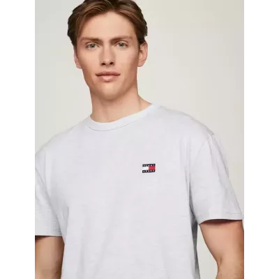 T-shirt homme Tommy Jeans REGULAR LIGHTWEIGHT BADGE TEE DM0DM19735-PJ4 blanc en coton avec coupe régulière