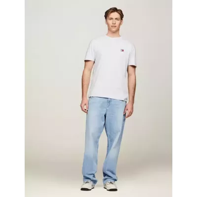 T-shirt homme Tommy Jeans REGULAR LIGHTWEIGHT BADGE TEE DM0DM19735-PJ4 blanc en coton avec coupe régulière