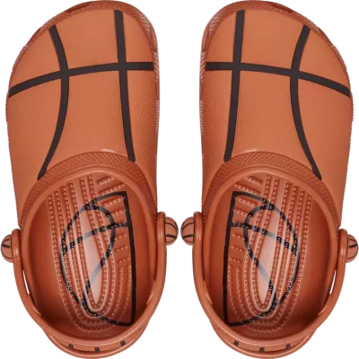 Sabots Crocs Classic Basketball Clog enfant orange réf 210156-805 avec design basketball et confort Crocs™