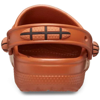 Sabots Crocs Classic Basketball Clog bébé orange réf 210021-805 avec style basketball et confort Crocs™