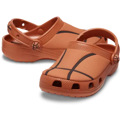 Sabots Crocs Classic Basketball Clog bébé orange réf 210021-805 avec style basketball et confort Crocs™