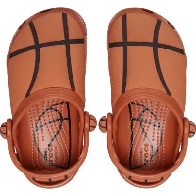 Sabots Crocs Classic Basketball Clog bébé orange réf 210021-805 avec style basketball et confort Crocs™
