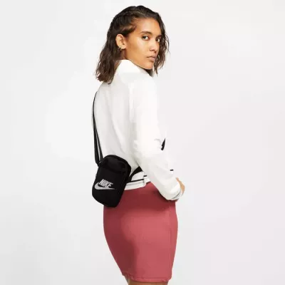 Sacoche bandoulière Nike Heritage unisex noir logo Futura brodé face BA5871-010
