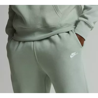 Jogging Nike Sportswear Club Fleece homme vert sauge logo Futura brodé BV2679-371